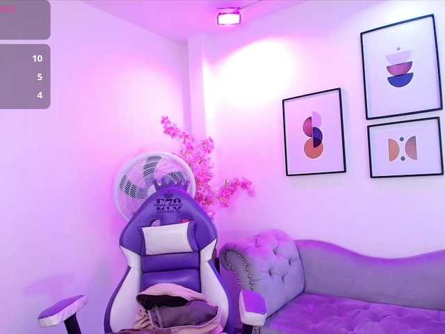 Ema-louisx live cam on BongaCams