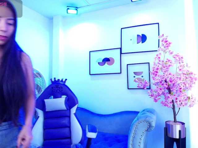 Ema-louisx live cam on BongaCams