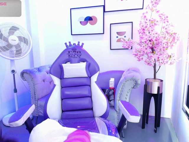 Ema-louisx live cam on BongaCams