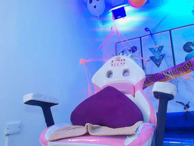 Ema-louisx live cam on BongaCams