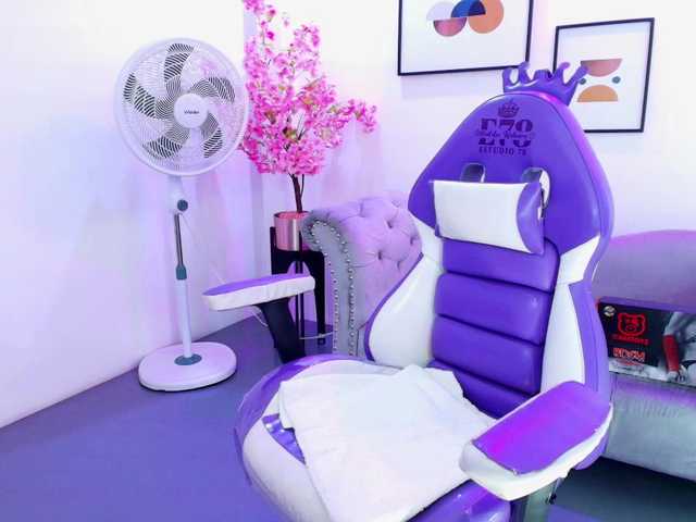 Ema-louisx live cam on BongaCams