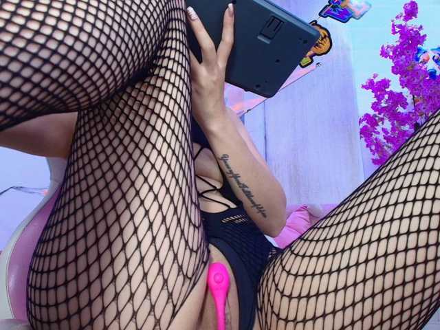 Ema-louisx live cam on BongaCams