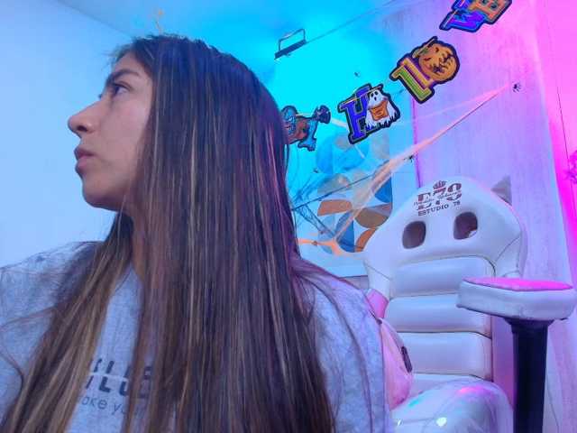 Ema-louisx live cam on BongaCams