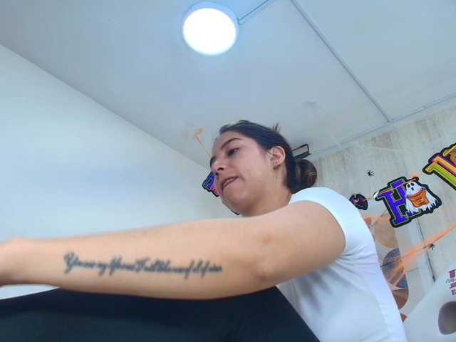 Ema-louisx live cam on BongaCams