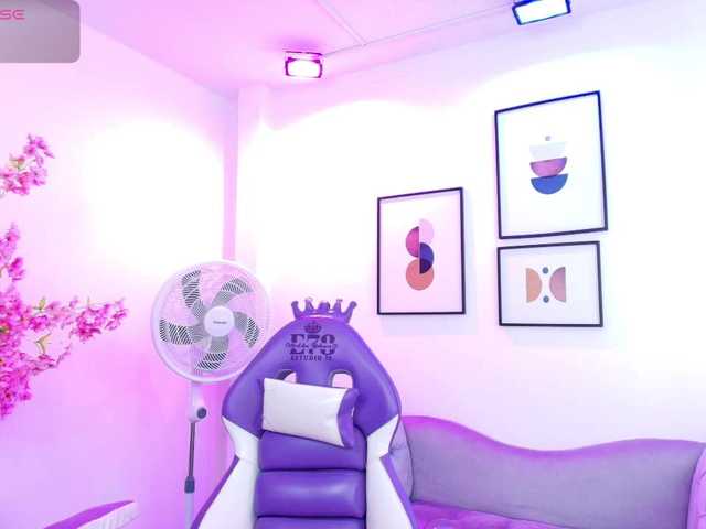 Ema-louisx live cam on BongaCams