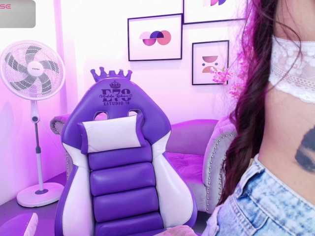 Ema-louisx live cam on BongaCams