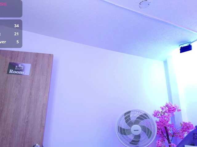 Ema-louisx live cam on BongaCams
