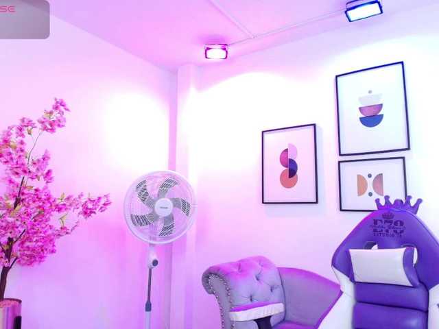 Ema-louisx live cam on BongaCams
