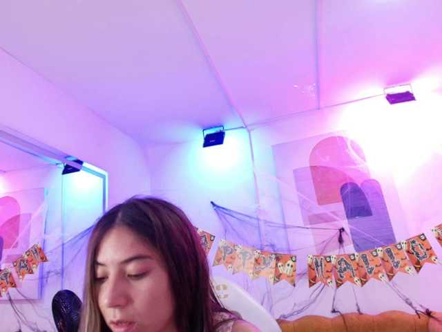 Ema-louisx live cam on BongaCams