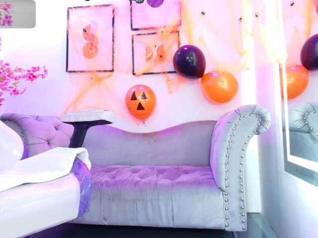 Ema-louisx live cam on BongaCams