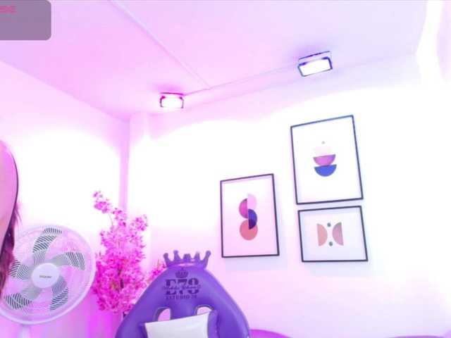 Ema-louisx live cam on BongaCams
