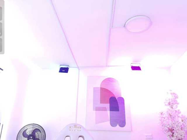Ema-louisx live cam on BongaCams