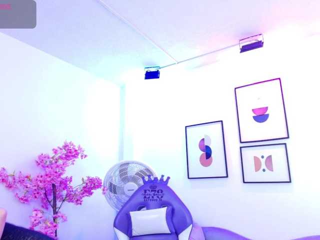 Ema-louisx live cam on BongaCams