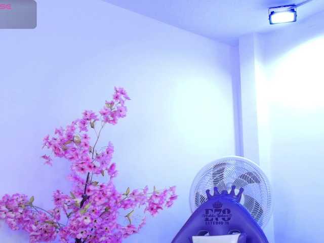 Ema-louisx live cam on BongaCams