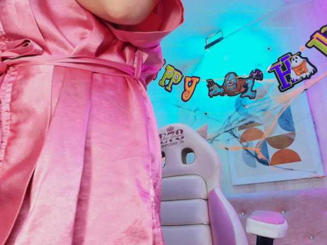 Ema-louisx live cam on BongaCams