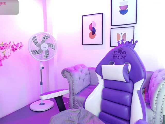 Ema-louisx live cam on BongaCams