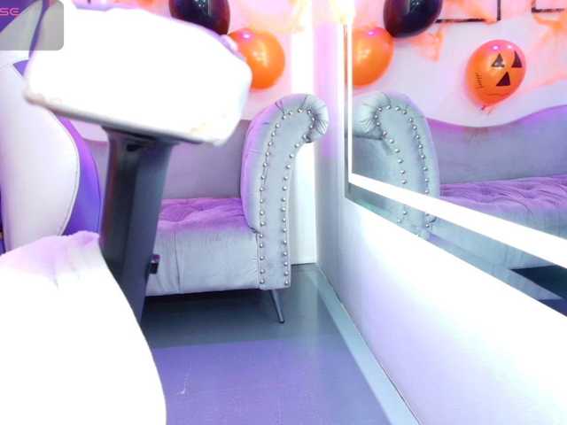 Ema-louisx live cam on BongaCams