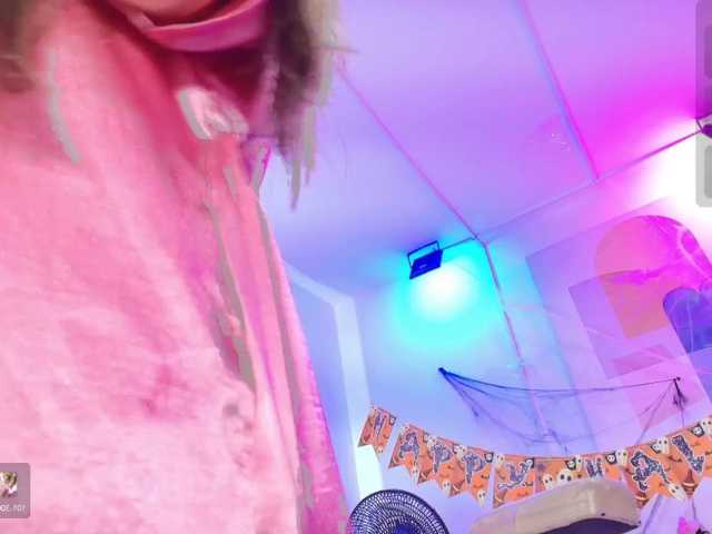 Ema-louisx live cam on BongaCams