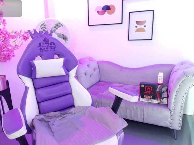 Ema-louisx live cam on BongaCams
