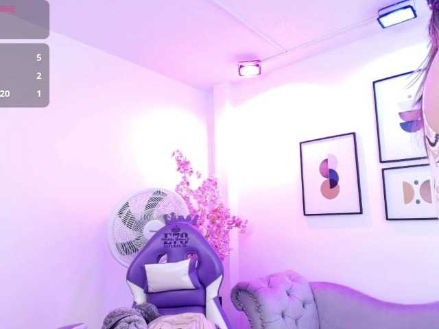 Ema-louisx live cam on BongaCams
