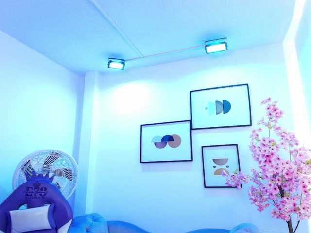 Ema-louisx live cam on BongaCams