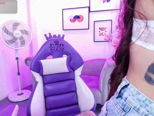 Ema-louisx webcam