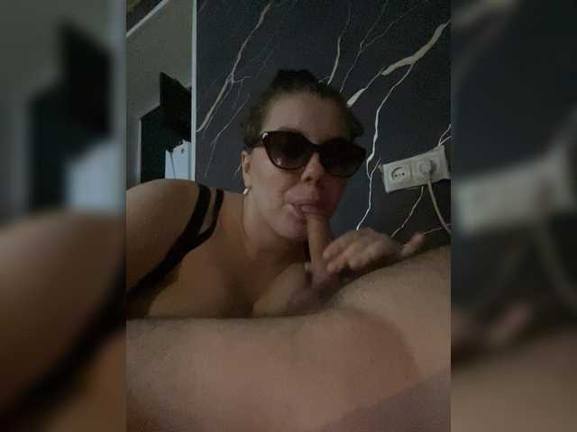 GirlWithACrystal live cam preview