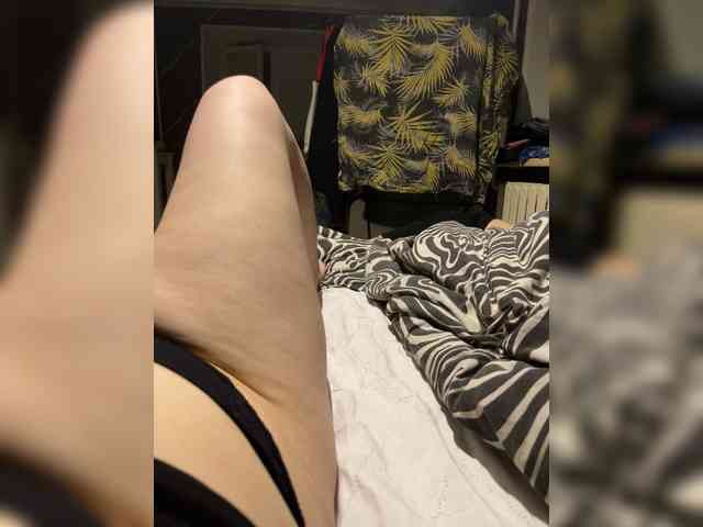 GirlWithACrystal webcam