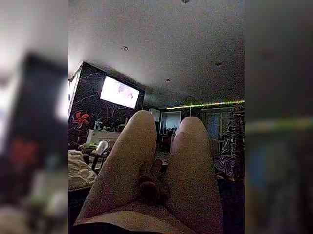 GirlWithACrystal webcam