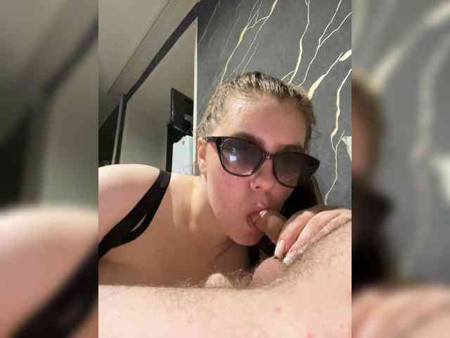 GirlWithACrystal webcam