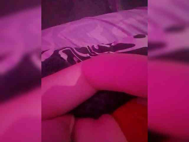 GirlWithACrystal webcam