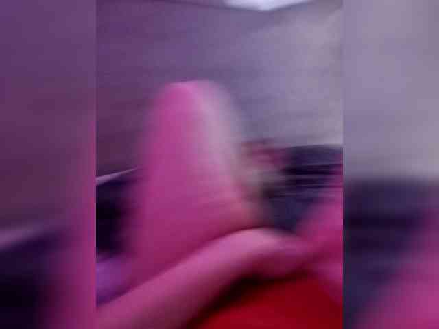 GirlWithACrystal webcam