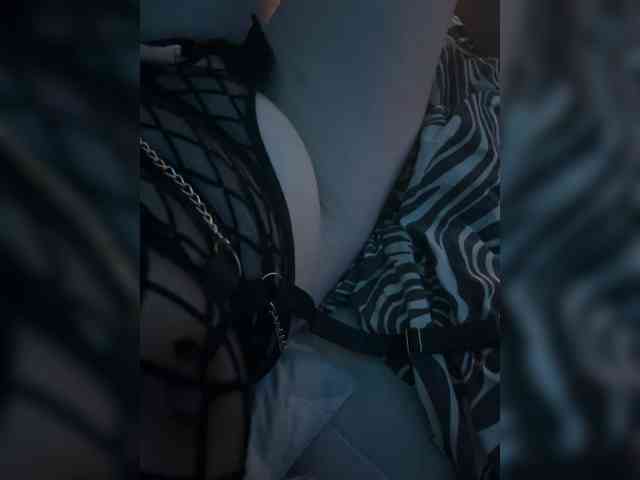 GirlWithACrystal webcam