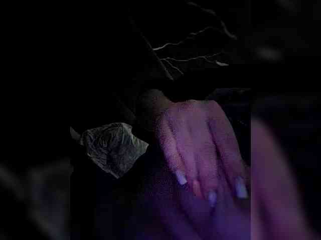GirlWithACrystal webcam
