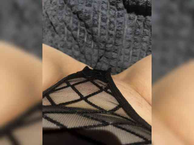 GirlWithACrystal webcam