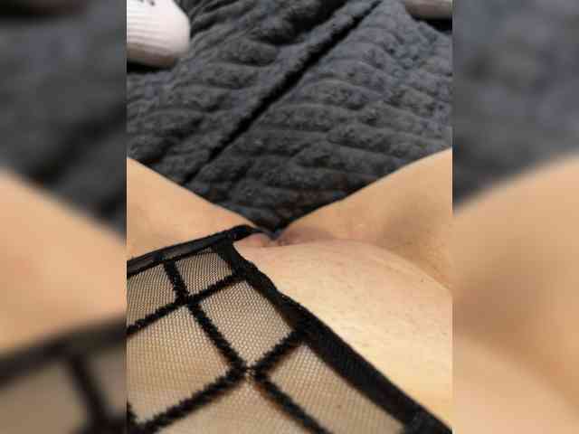GirlWithACrystal webcam