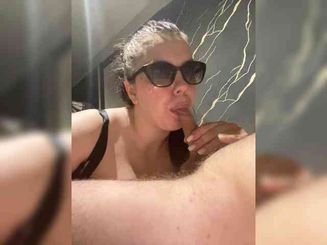 GirlWithACrystal webcam