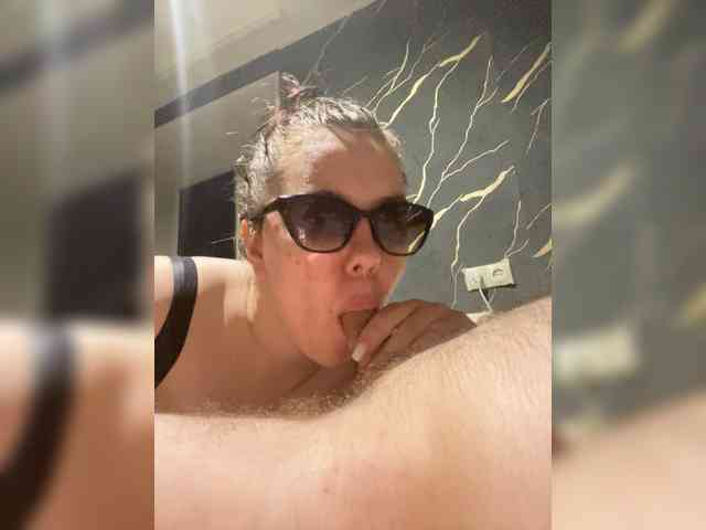 GirlWithACrystal webcam
