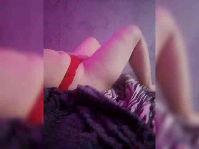 GirlWithACrystal webcam