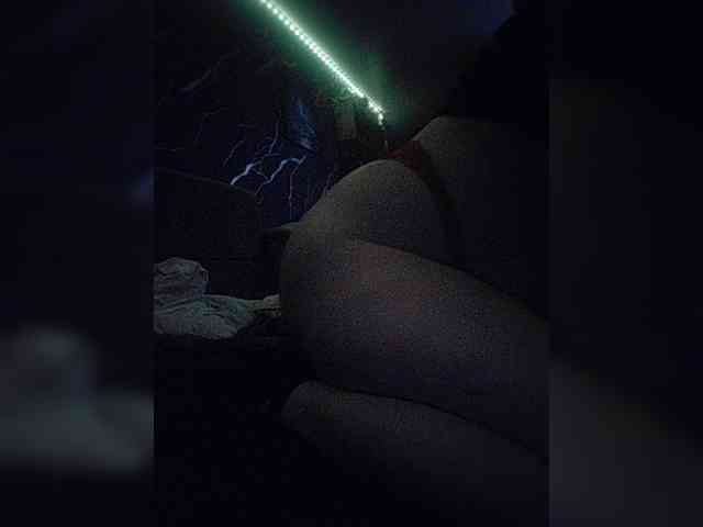 GirlWithACrystal webcam