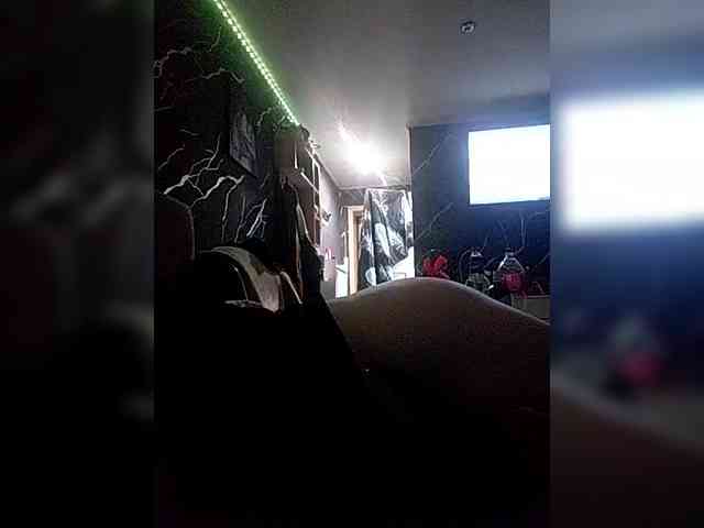 GirlWithACrystal webcam