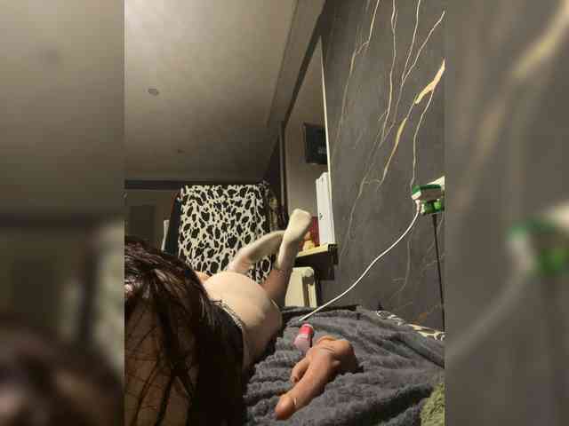 GirlWithACrystal webcam