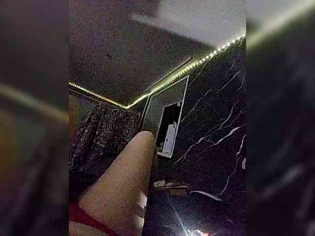 GirlWithACrystal webcam