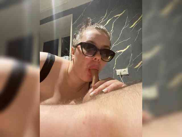GirlWithACrystal webcam