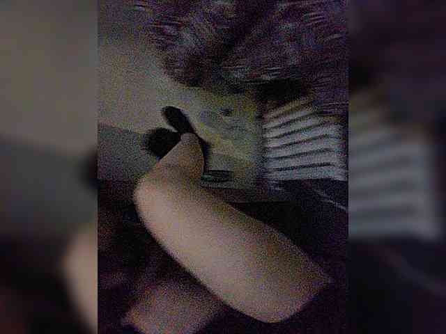 GirlWithACrystal webcam
