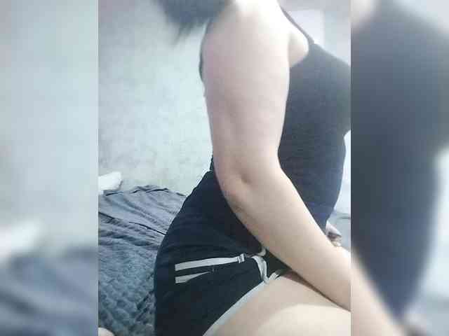 GirlWithACrystal webcam