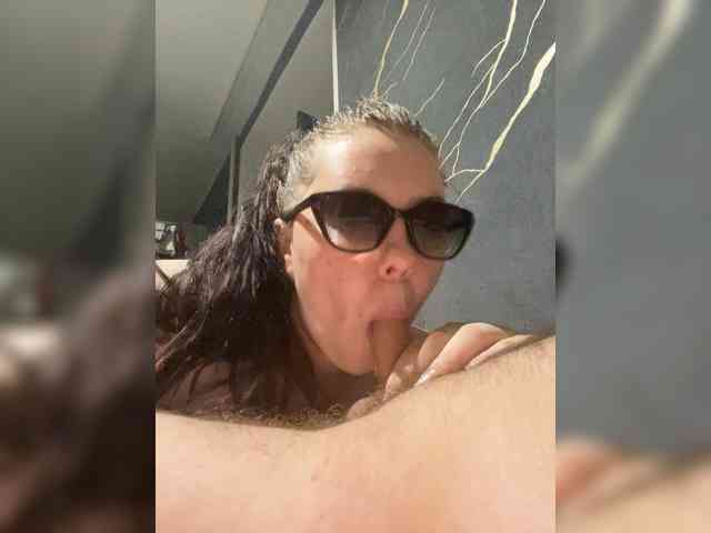 GirlWithACrystal webcam