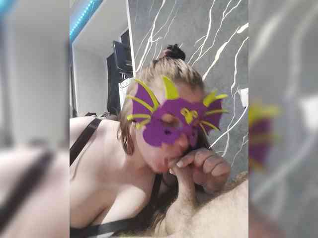GirlWithACrystal webcam