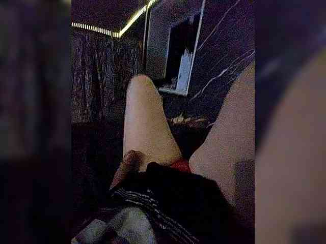 GirlWithACrystal webcam