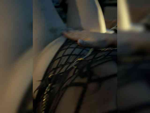 GirlWithACrystal webcam